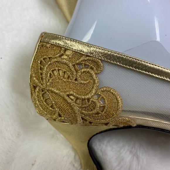 Stuart Weitzman Vintage Gold Lace Floral Embroidery Mesh Pumps Heels, size‎ 6W - Picture 4 of 8